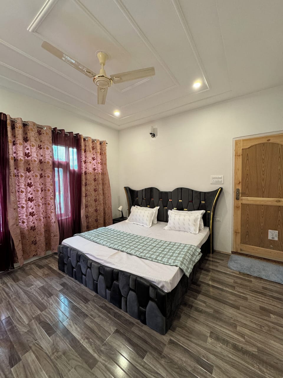 Signature Double Room, Balcony, Mountain View | WiFi (free)