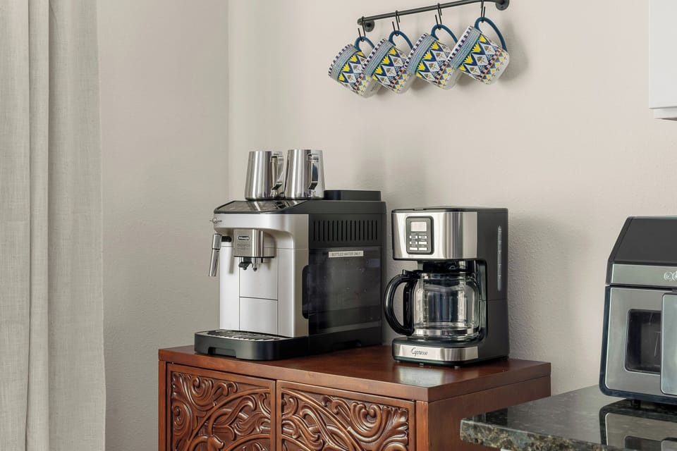 Start your day with a barista-style coffee using our top-notch machine, ideal for your getaway!