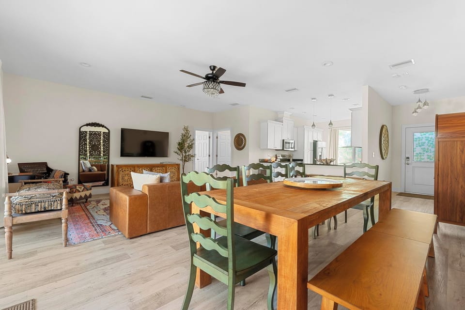Stylish living room with a leather sofa and vibrant rug, ideal for a relaxing vacation!