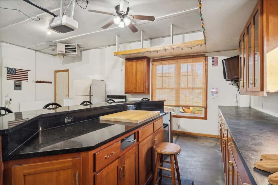 Heated Garage good for gatherings