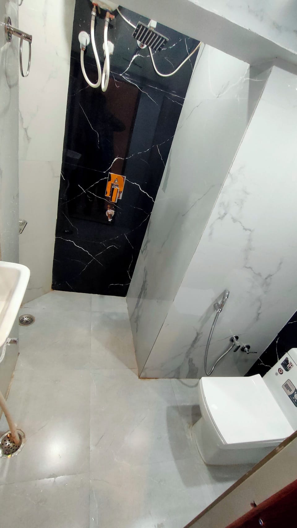 Deluxe Suite | Bathroom | Shower, free toiletries, towels, soap