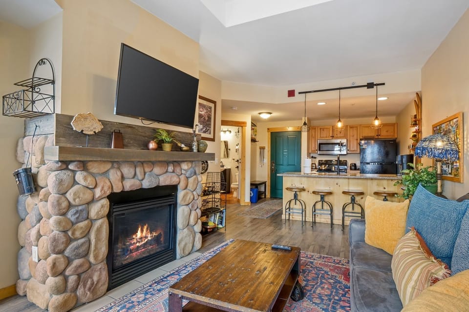 Furniture, Indoors, Living Room, Fireplace, Screen