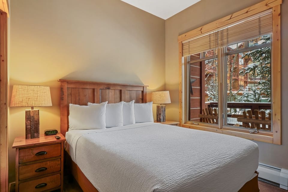 Indoors, Home Decor, Bed, Furniture, Lamp