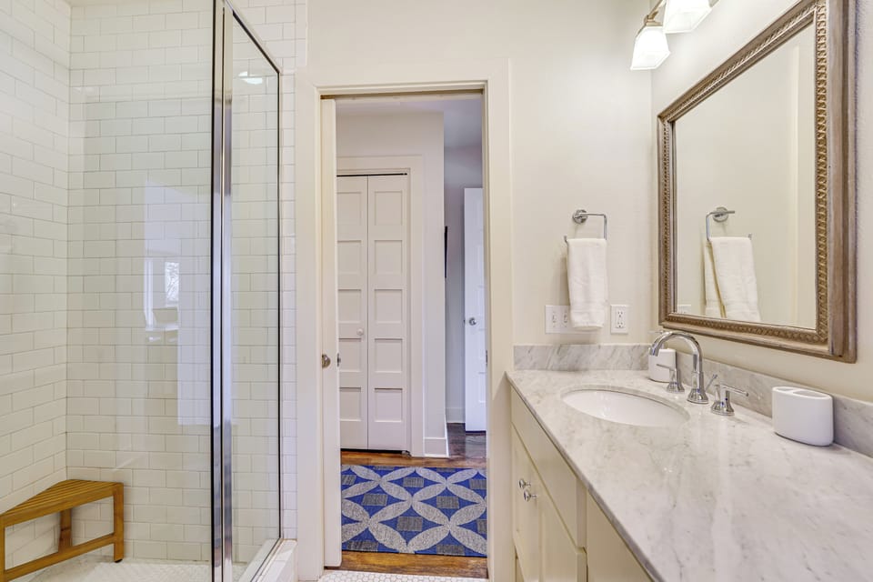 Full Bathroom | 1st Floor | Towels Provided