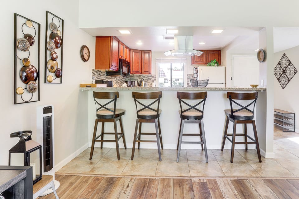 Breakfast Bar w/ Seating
