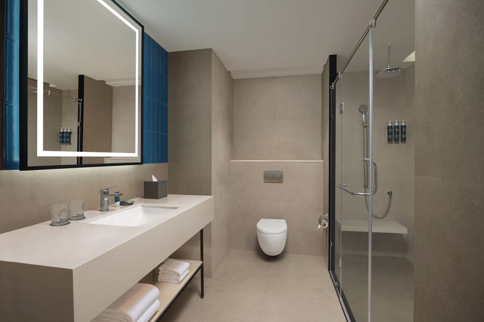 Combined shower/tub, rainfall showerhead, free toiletries, hair dryer