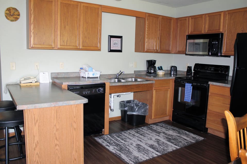Kitchen / Roll under sink