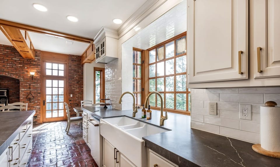 From the 10-burner stove to the expansive quartz island, this kitchen is as stylish as it is functional, fully equipped for everything from family feasts to formal dinners.