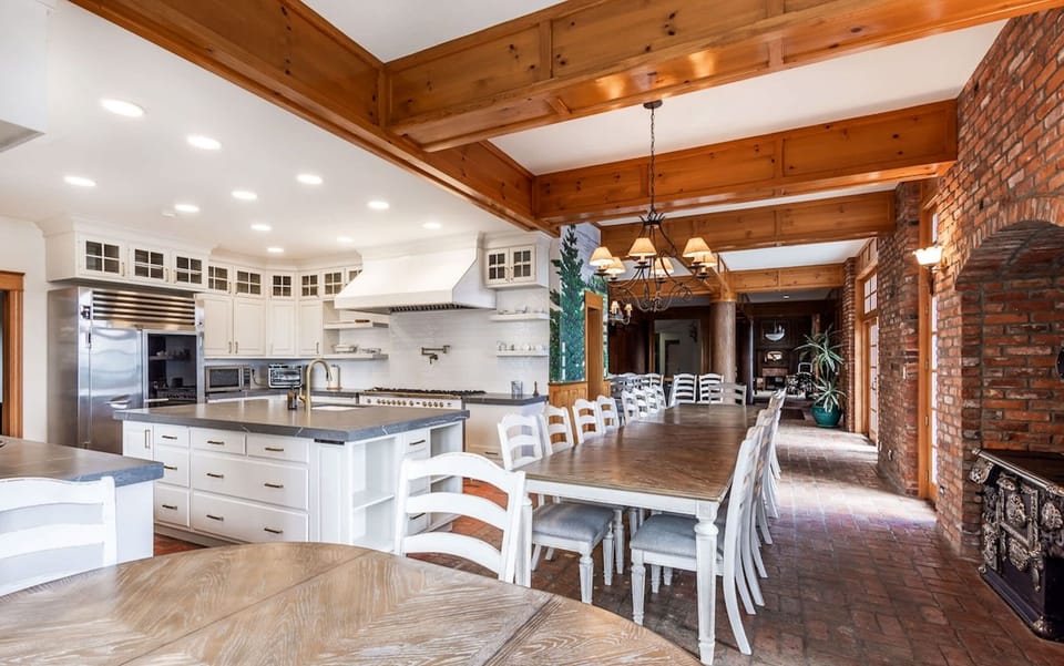 The heart of the lodge, this kitchen and dining area offers everything needed for a seamless dining experience, from a chef’s kitchen to a rustic, window-wrapped dining room accommodating up to 35 guests.