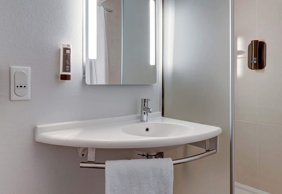 Shower, towels