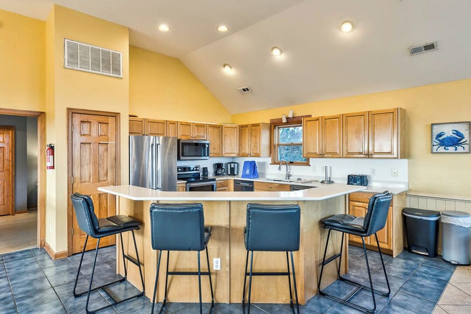 Top-Level Kitchen with Bar (seats 4)