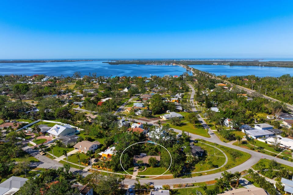 A short walk to Palma Sola Bay and a six minute drive to Beautiful Anna Maria Island Beaches