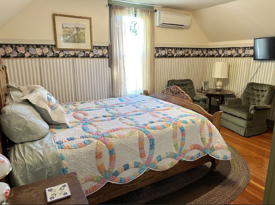 Helen’s room with queen bed