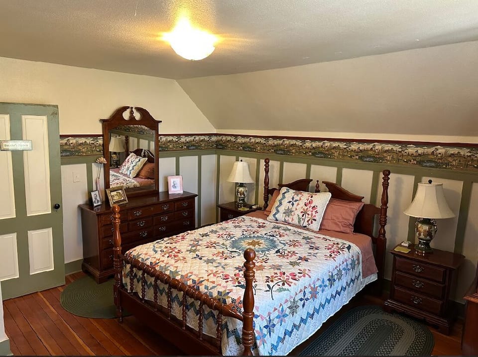 Bessys room with queen bed