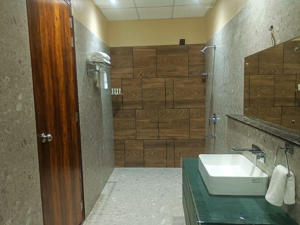 Superior Room, 1 Bedroom, Patio, Garden View | Bathroom | Shower, free toiletries, towels, soap