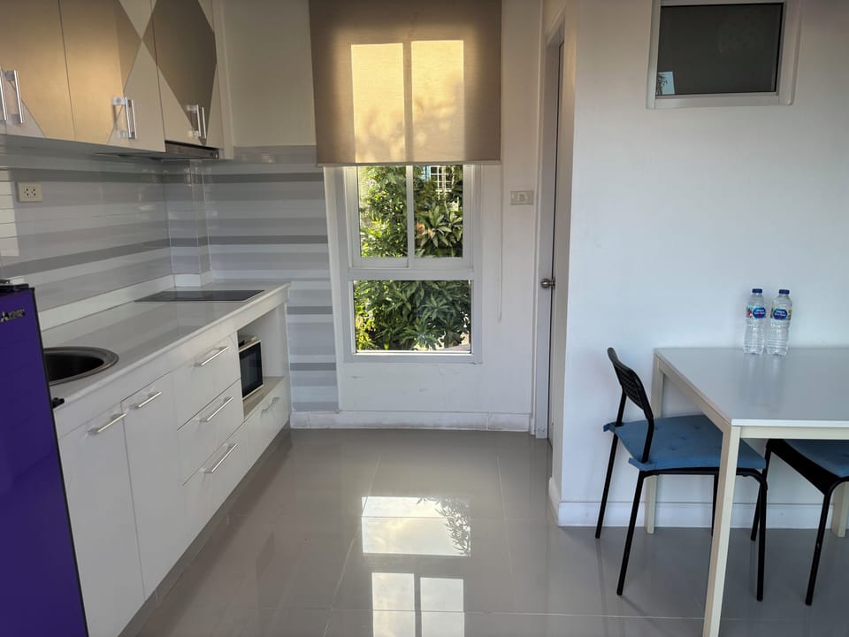 Full-size fridge, microwave, oven, stovetop