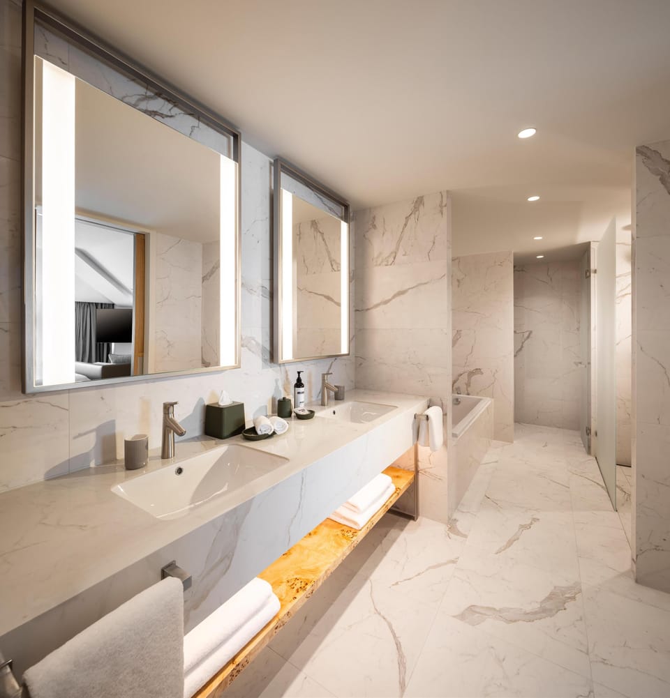 Suite (Zadar) | Bathroom | Shower, eco-friendly toiletries, hair dryer, bathrobes