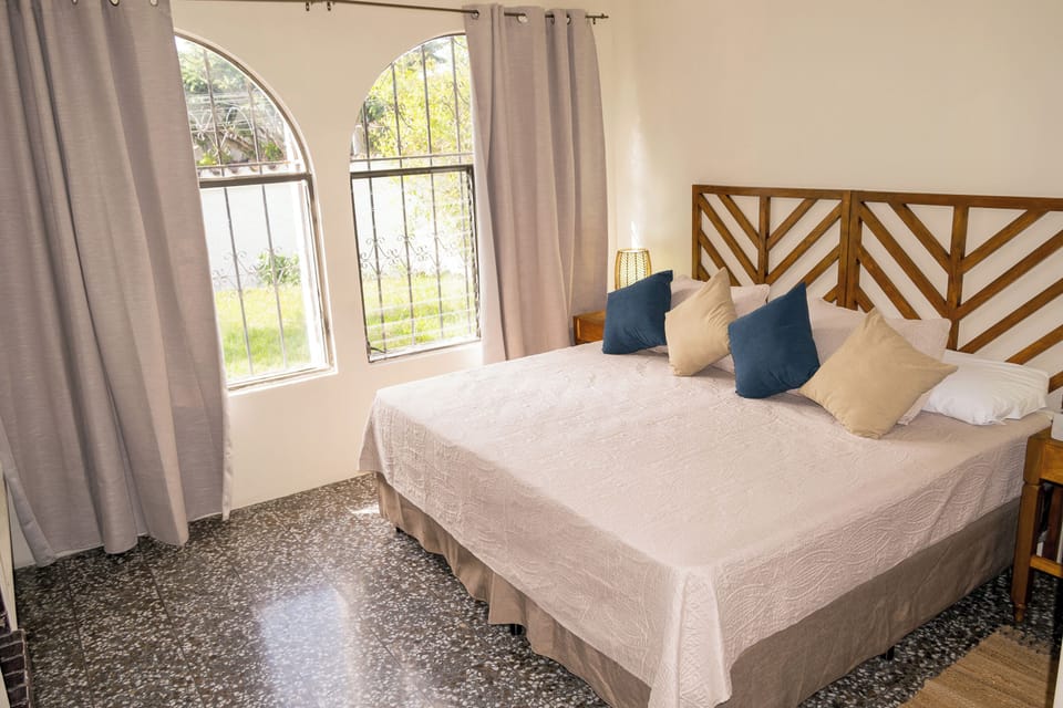 Deluxe Room | Iron/ironing board, free WiFi