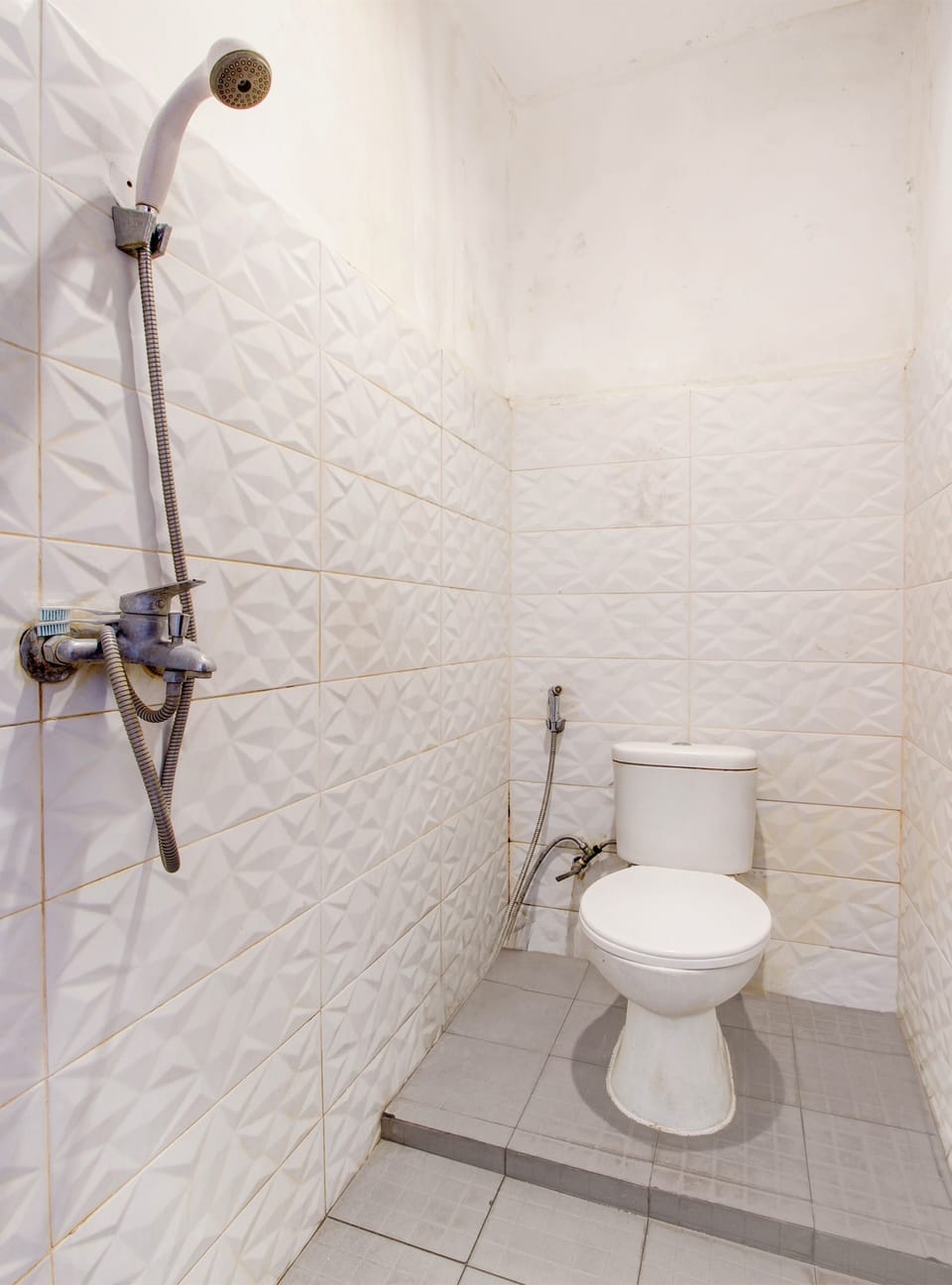 Shower, towels, soap, shampoo