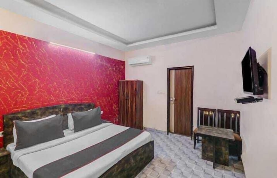 Classic Double Room, City View | Desk, free WiFi, bed sheets