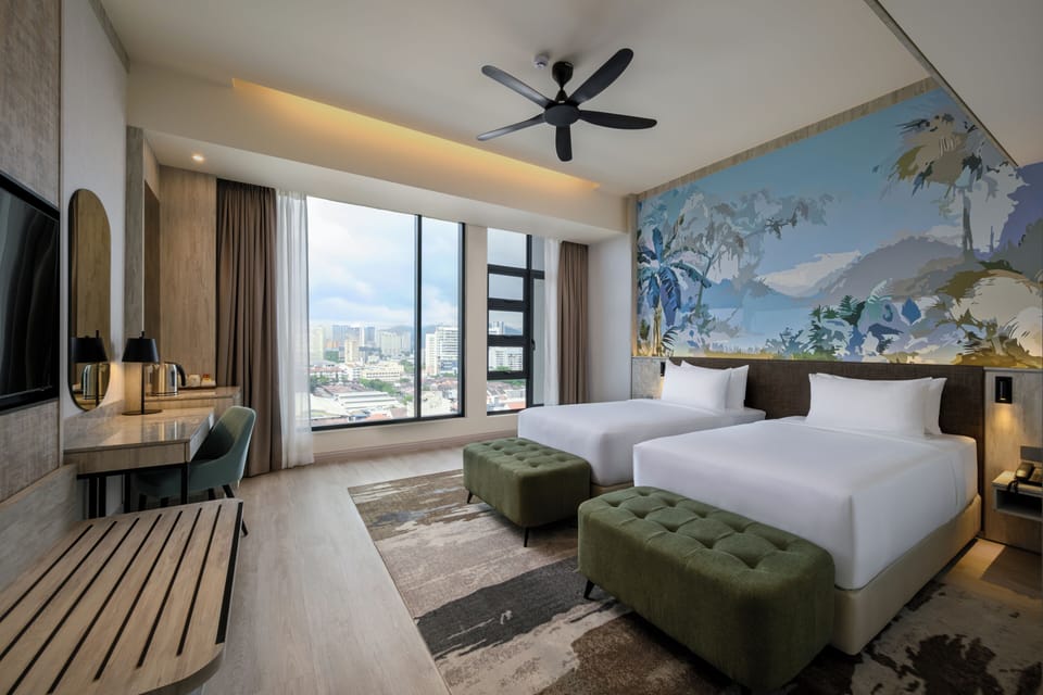 Cecil Twin | Premium bedding, in-room safe, desk, laptop workspace