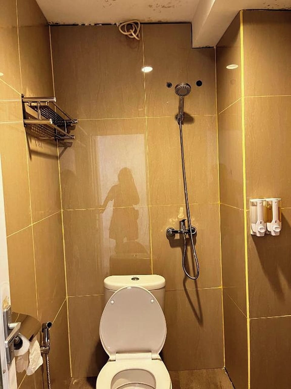 Double Room | Bathroom | Shower, rainfall showerhead, free toiletries, slippers