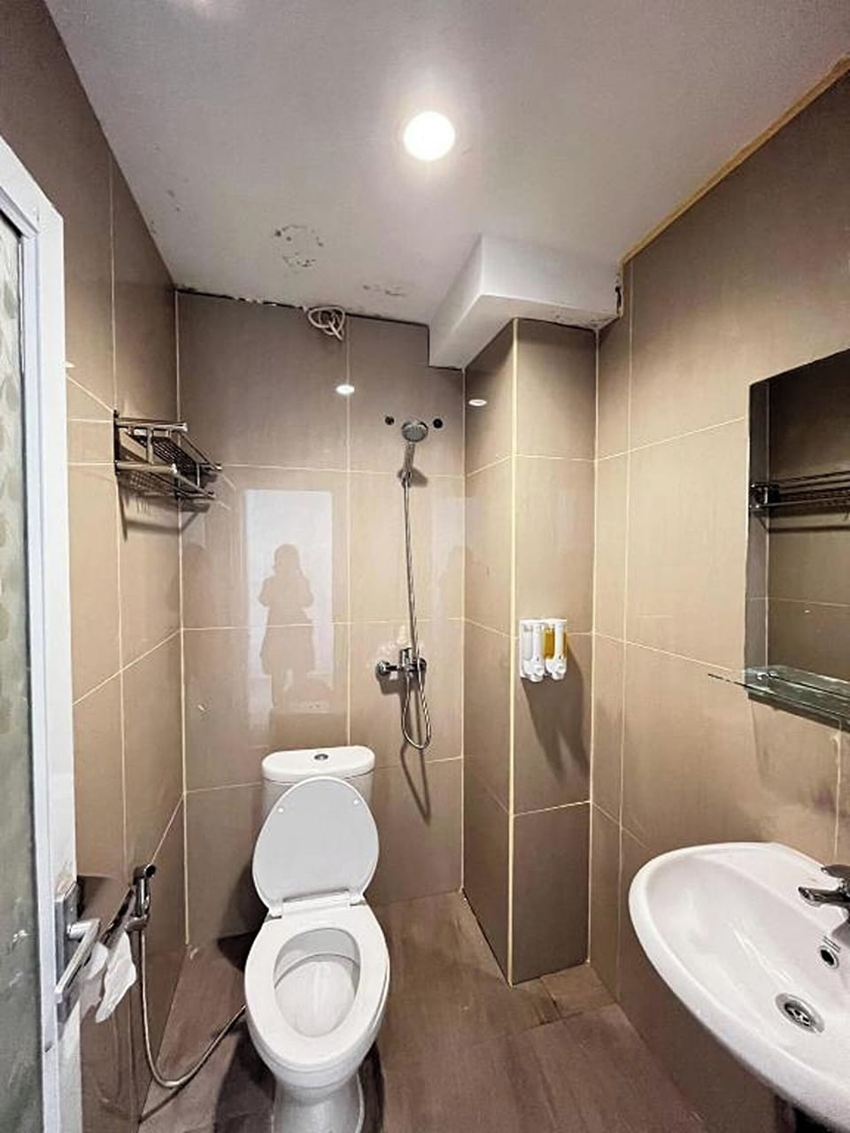 Shower, rainfall showerhead, free toiletries, slippers