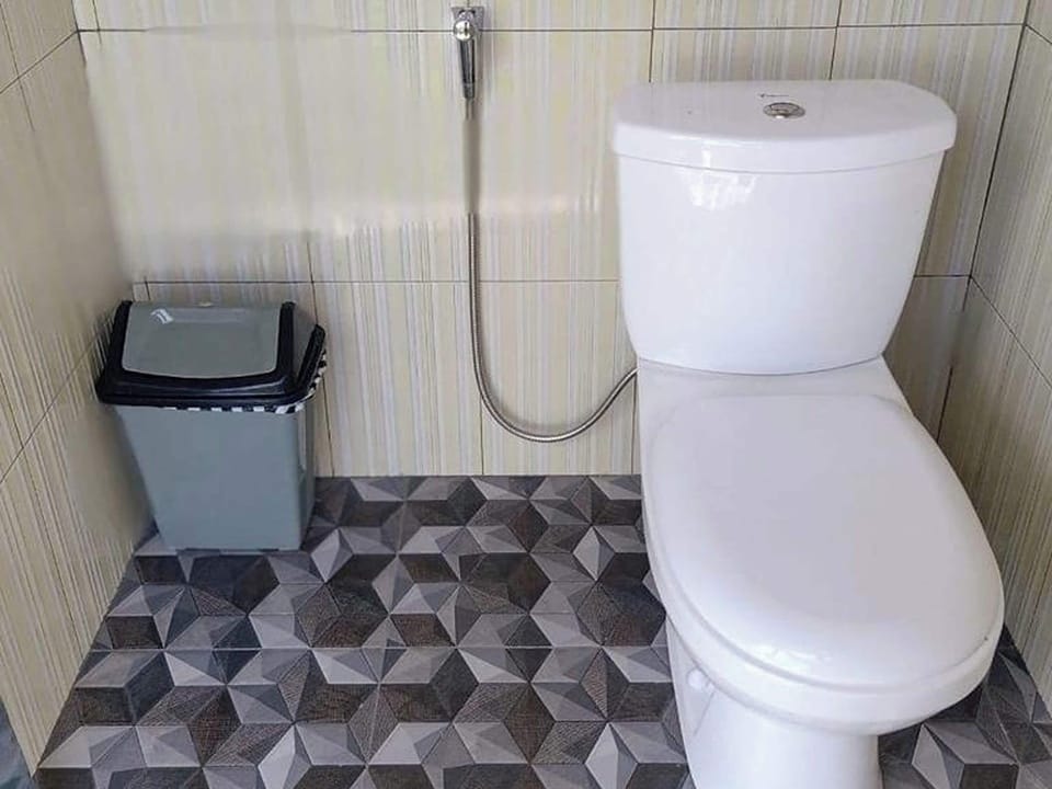 Shower, rainfall showerhead, free toiletries, towels