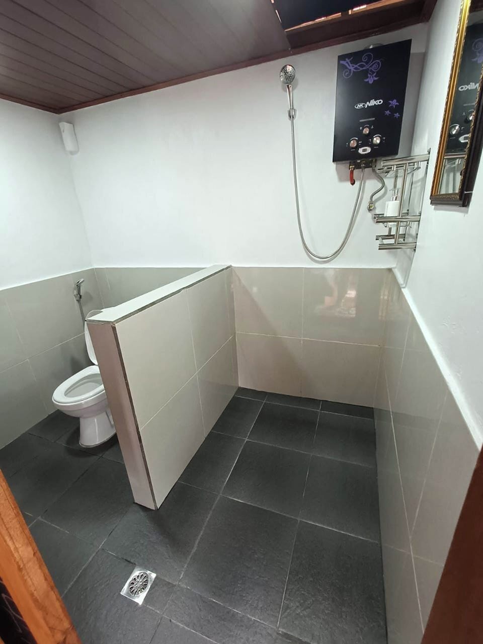 Triangle Deluxe | Bathroom | Shower, rainfall showerhead, free toiletries, towels