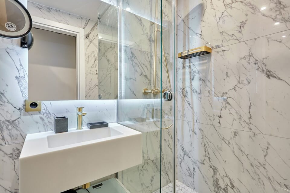 Apartment | Bathroom | Hair dryer, soap, shampoo
