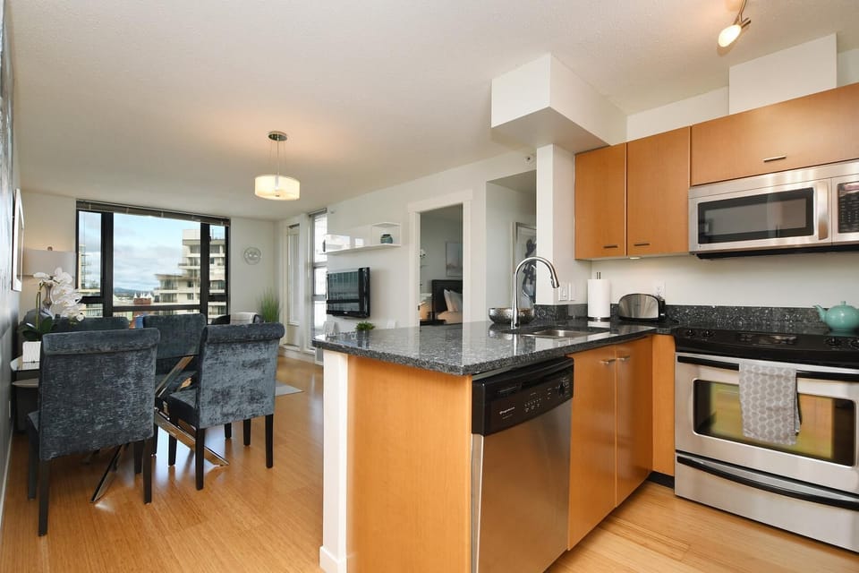 Fully equipped kitchen and dining area designed for easy meal preparation and hosting.
