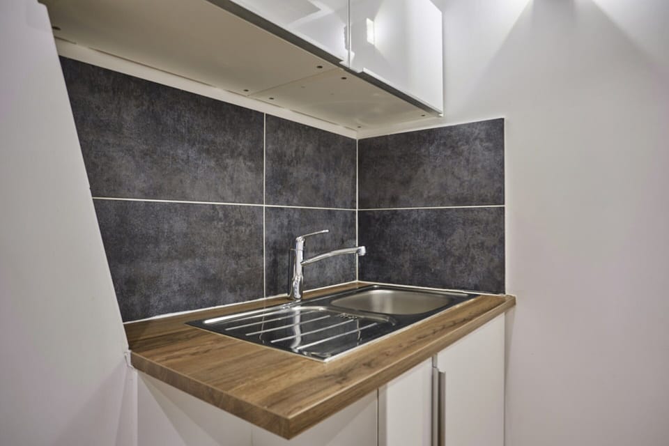 Apartment | Private kitchen | Stovetop, cookware/dishes/utensils