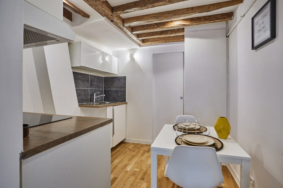 Apartment | Private kitchen | Stovetop, cookware/dishes/utensils