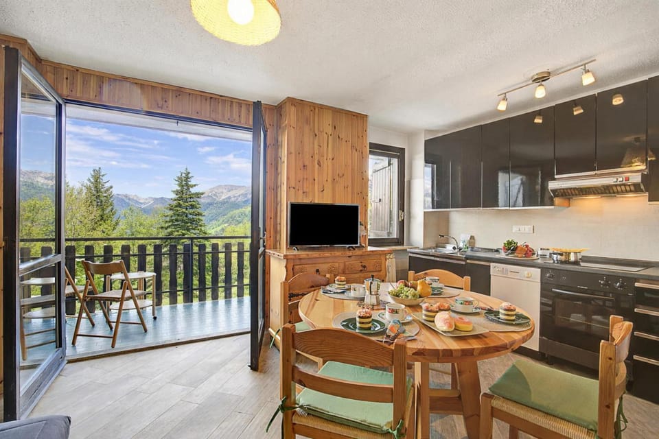 Family Apartment, Multiple Bedrooms (Appartamento Bellevue Richardette) | Dining