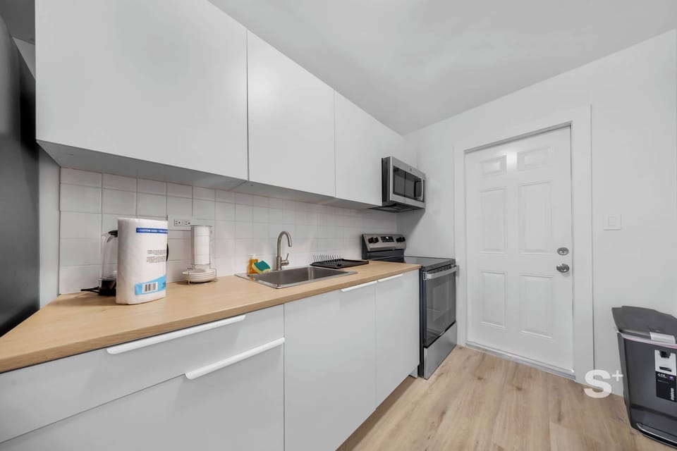 Fully Equipped Modern Kitchen 