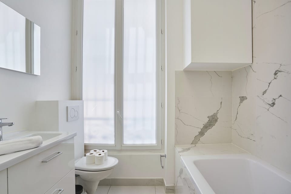 Apartment | Bathroom | Bathtub, hair dryer, towels, soap