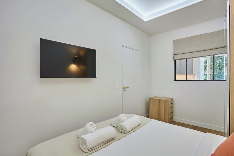 Apartment | Laptop workspace, iron/ironing board, bed sheets
