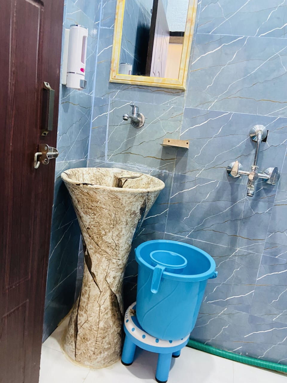 Deluxe Double Room, 1 Bedroom, City View | Bathroom | Shower, free toiletries, hair dryer, towels
