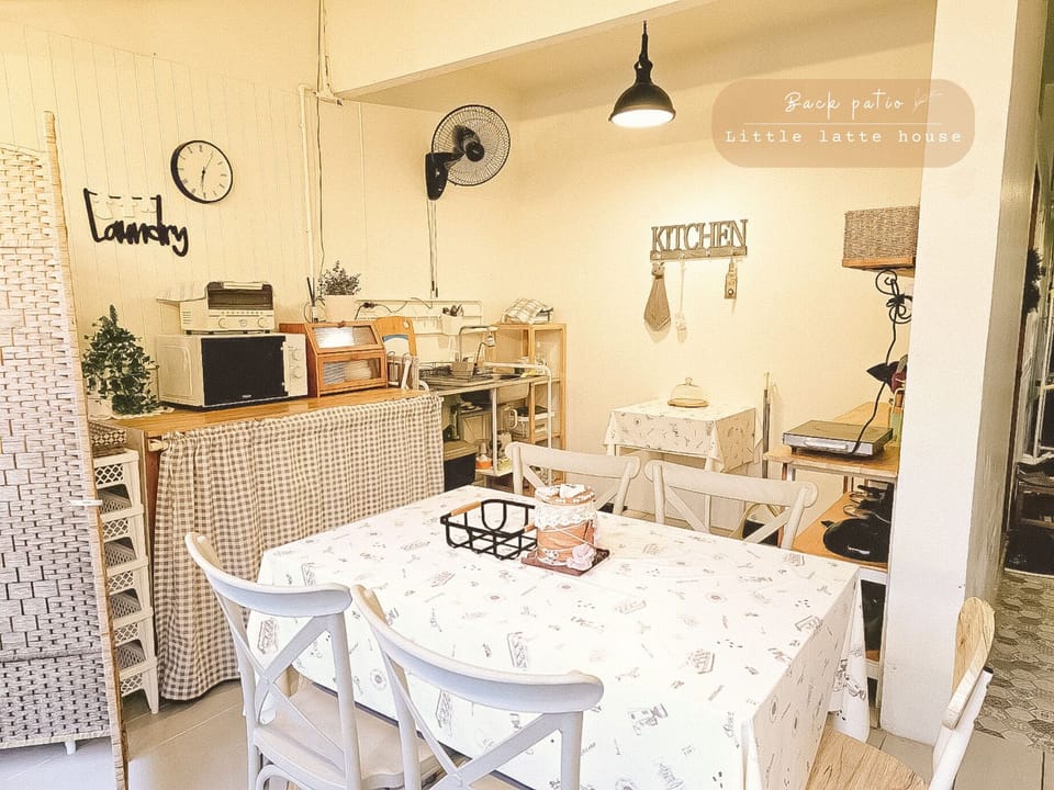 Double Room | Shared kitchen | Fridge, microwave, stovetop, cookware/dishes/utensils