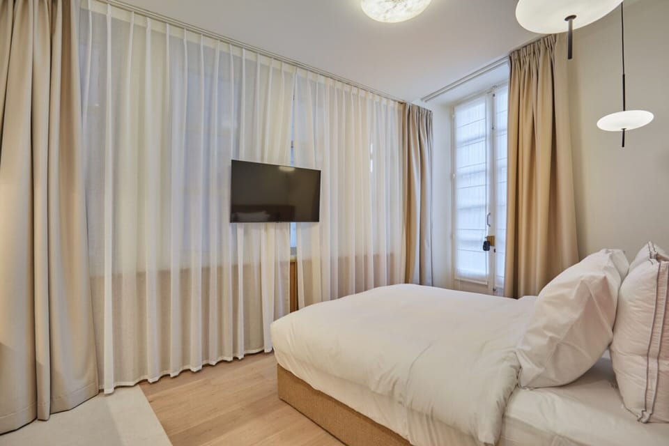 Apartment | Laptop workspace, iron/ironing board, bed sheets