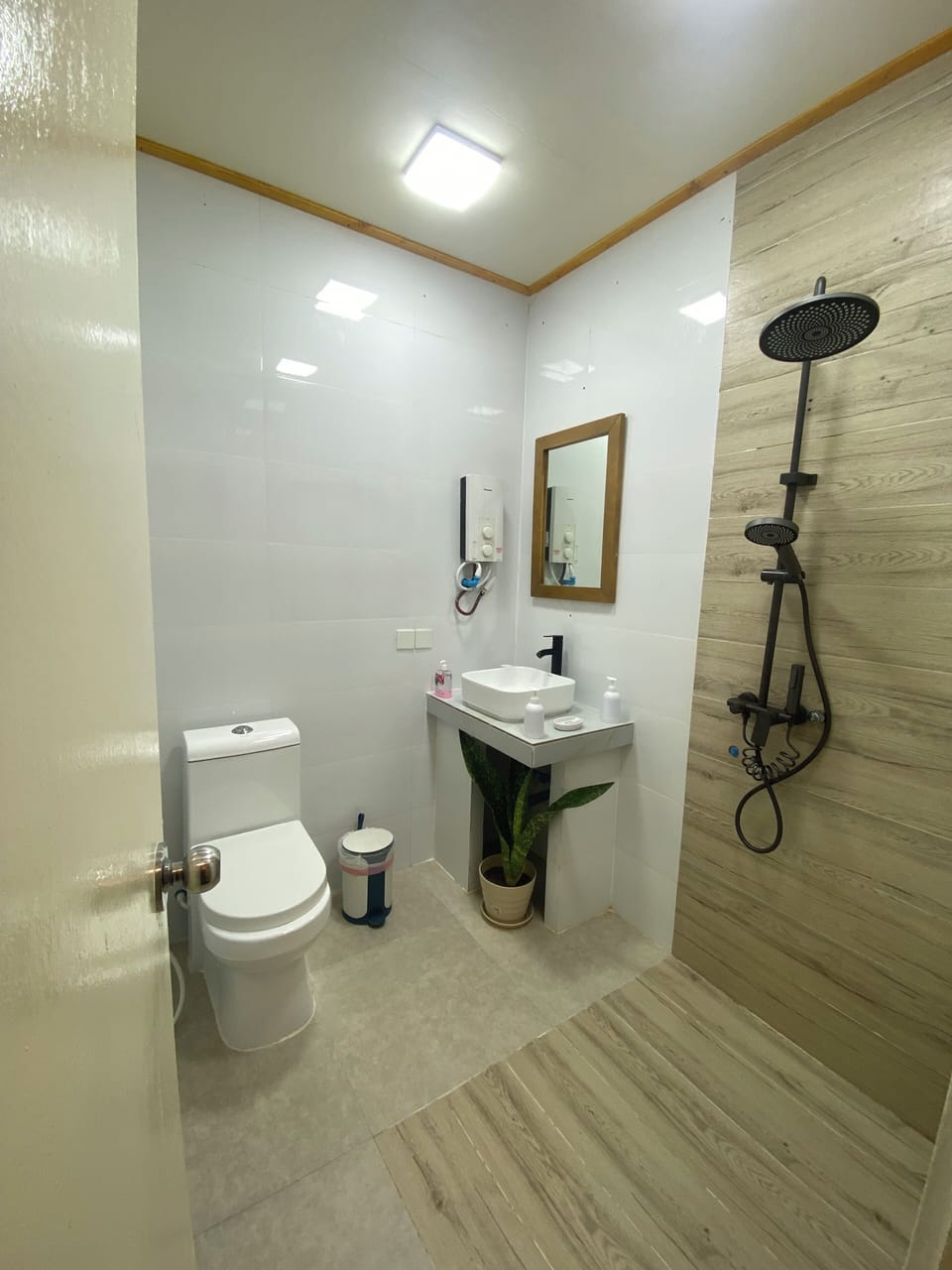 Deluxe Twin Room, 1 Queen Bed, Courtyard View | Bathroom | Shower, towels, soap, shampoo