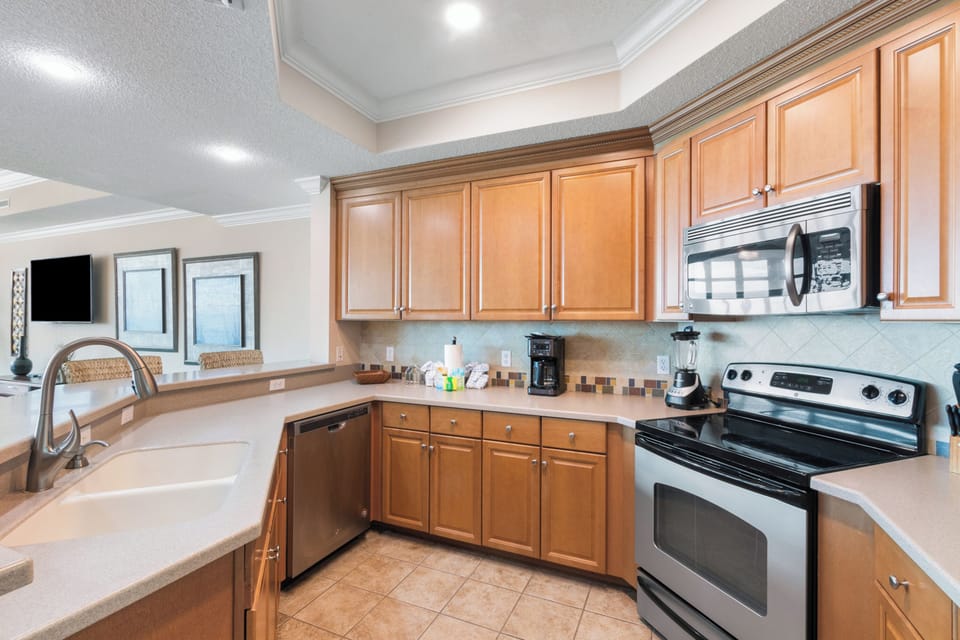 Signature Condo, 3 Bedrooms, Non Smoking | Private kitchen | Full-size fridge, microwave, oven, stovetop