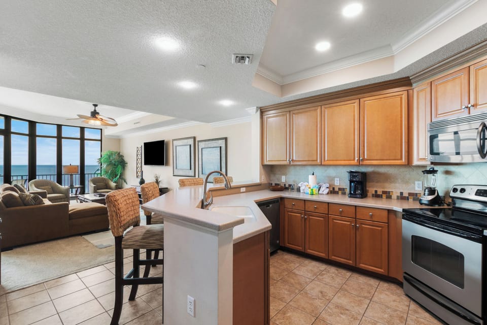 Signature Condo, 3 Bedrooms, Non Smoking | Private kitchen | Full-size fridge, microwave, oven, stovetop