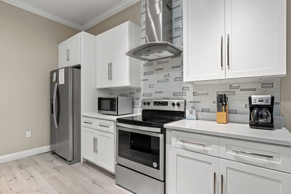 Luxury House, Multiple Beds, Pool Access, Pool View (3919 Ocean View Dr Unit C) | Private kitchen | Fridge, microwave, oven, stovetop