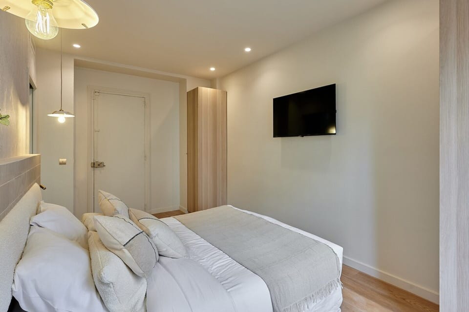 Apartment | Iron/ironing board, bed sheets