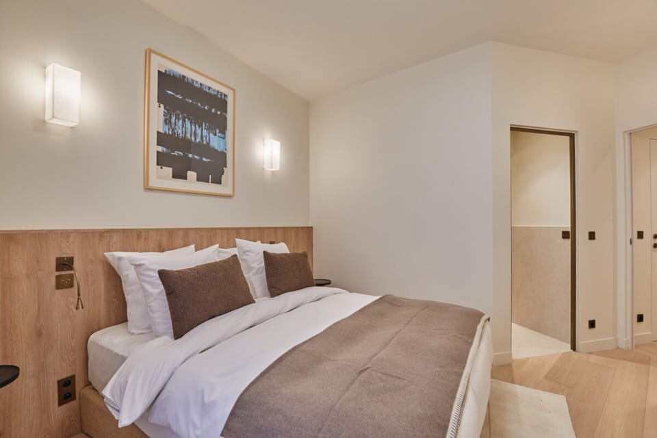 Apartment | Laptop workspace, iron/ironing board, bed sheets