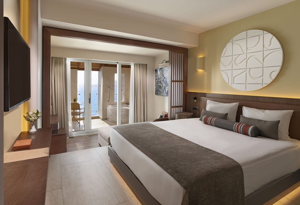 Deluxe Standart Sea View with Jacuzzi | Premium bedding, minibar, in-room safe, desk