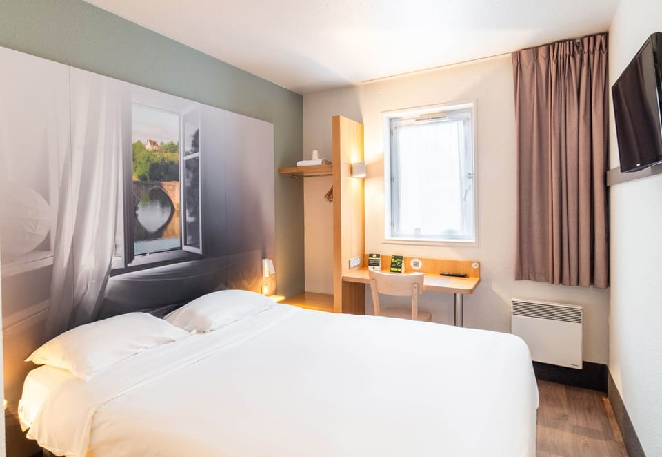Double Room, Non Smoking | Premium bedding, individually decorated, individually furnished, desk