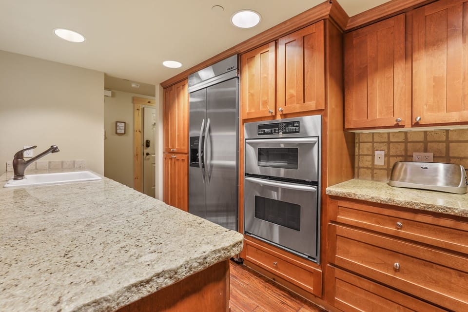 Condo, 3 Bedrooms | Private kitchen | Fridge