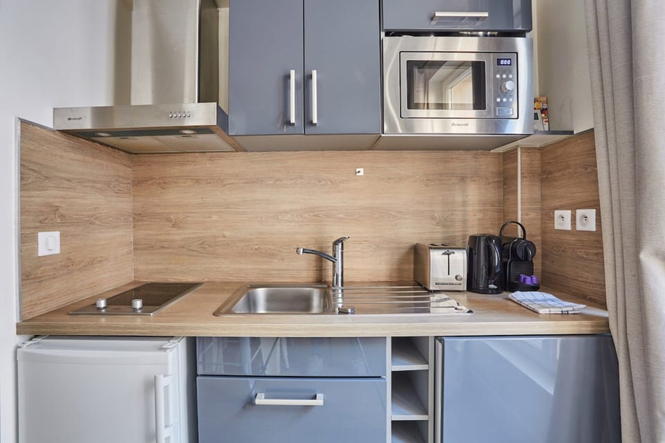 Apartment | Private kitchen | Fridge, microwave, stovetop, coffee/tea maker